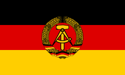 Schwarz-rot-goldene Flagge mit Hammer, Zirkel und Ährenkranz
