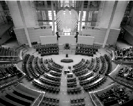 Eine Aufnahme im Plenarsaal des Deutschen Bundestages. Im Hintergrund sieht man das hier gefragte Symbol.